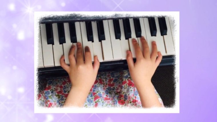 ピアノを弾く女の子の手の写真