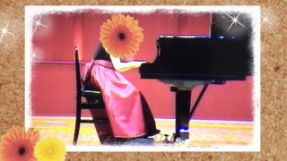 ピアノコンクールで演奏する女の子の写真