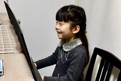 福岡市南区「Chikaピアノ教室」でピアノを弾いている5歳の女の子の生徒の写真