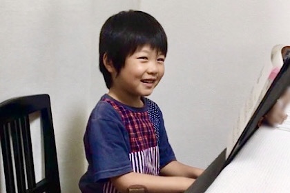 福岡市南区「Chikaピアノ教室」でピアノを弾いている6歳の男の子の生徒の写真