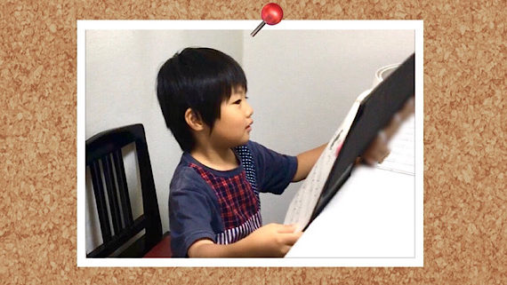 福岡市南区「Chikaピアノ教室」のピアノレッスンを受ける6歳の男の子の写真