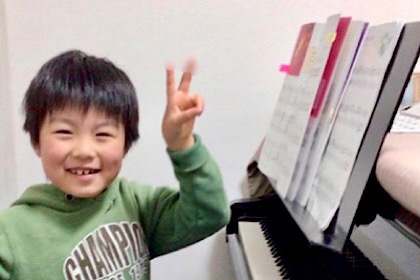 ピアノと小学生の男の子