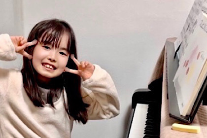 ピアノと小学生の女の子