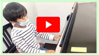 福岡市南区「Chikaピアノ教室」でピアノを弾いている小学校低学年の男の子の生徒の写真