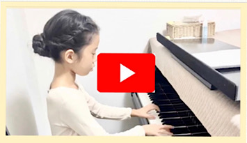 福岡市南区「Chikaピアノ教室」でピアノを弾いている小学校低学年の女の子の生徒の写真