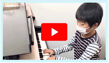 福岡市南区「Chikaピアノ教室」でピアノを弾いている小学校低学年の男の子の生徒の写真