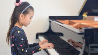 ピアノの練習をしている小学生の女の子の写真